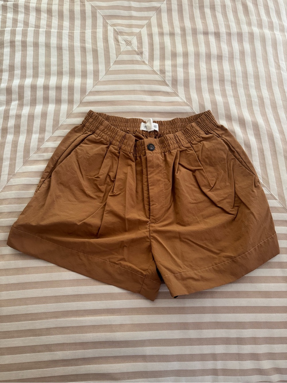 Madewell High-Rise Pleated Shorts in Chestnut Brown